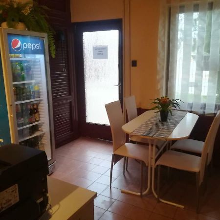 Fekete Macska Panzio Hotel Tata Exterior photo