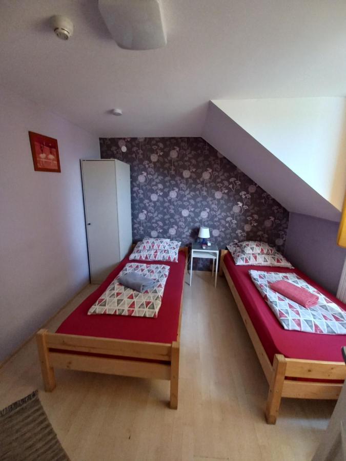 Fekete Macska Panzio Hotel Tata Exterior photo